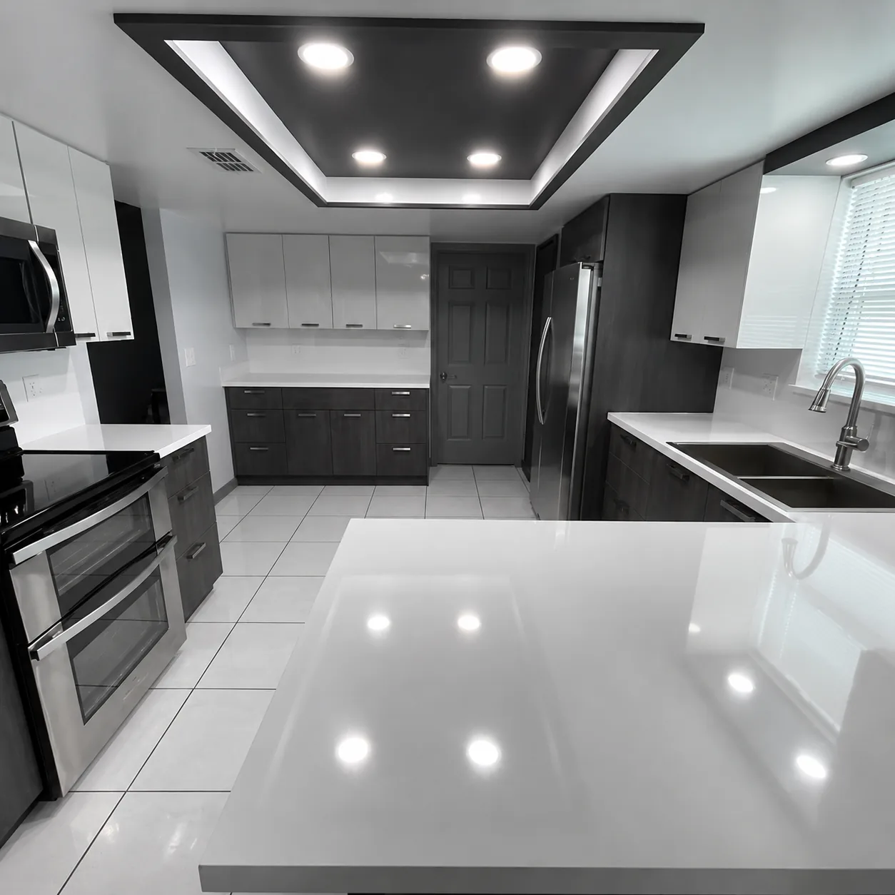 Cocina blanca con isla en mármol
