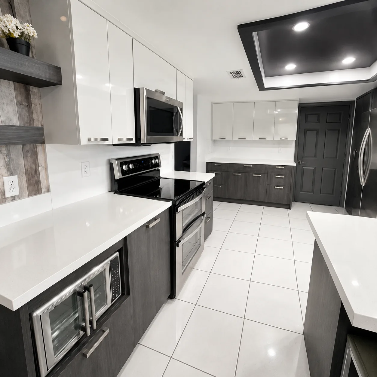 Cocina en grafito con piso blanco remodelada en Florida